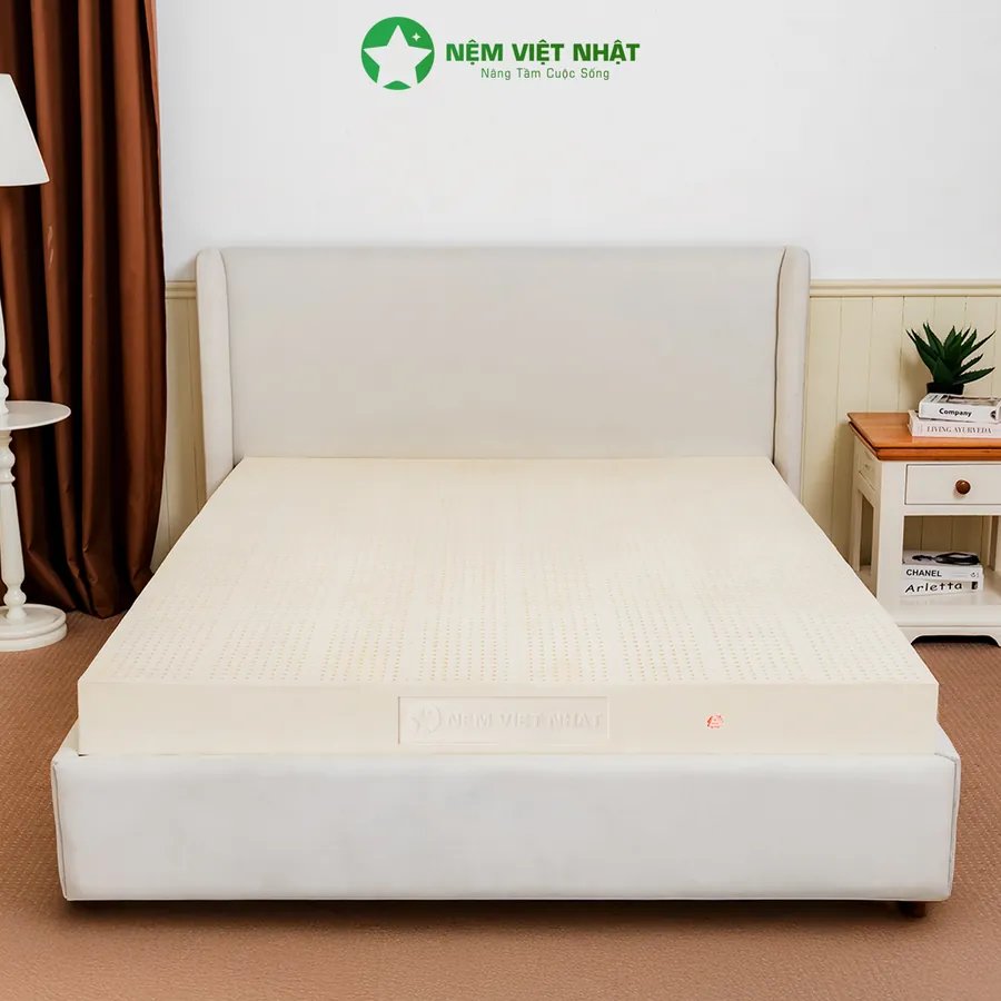 Nệm cao su thiên nhiên Việt Nhật Natural trên giường